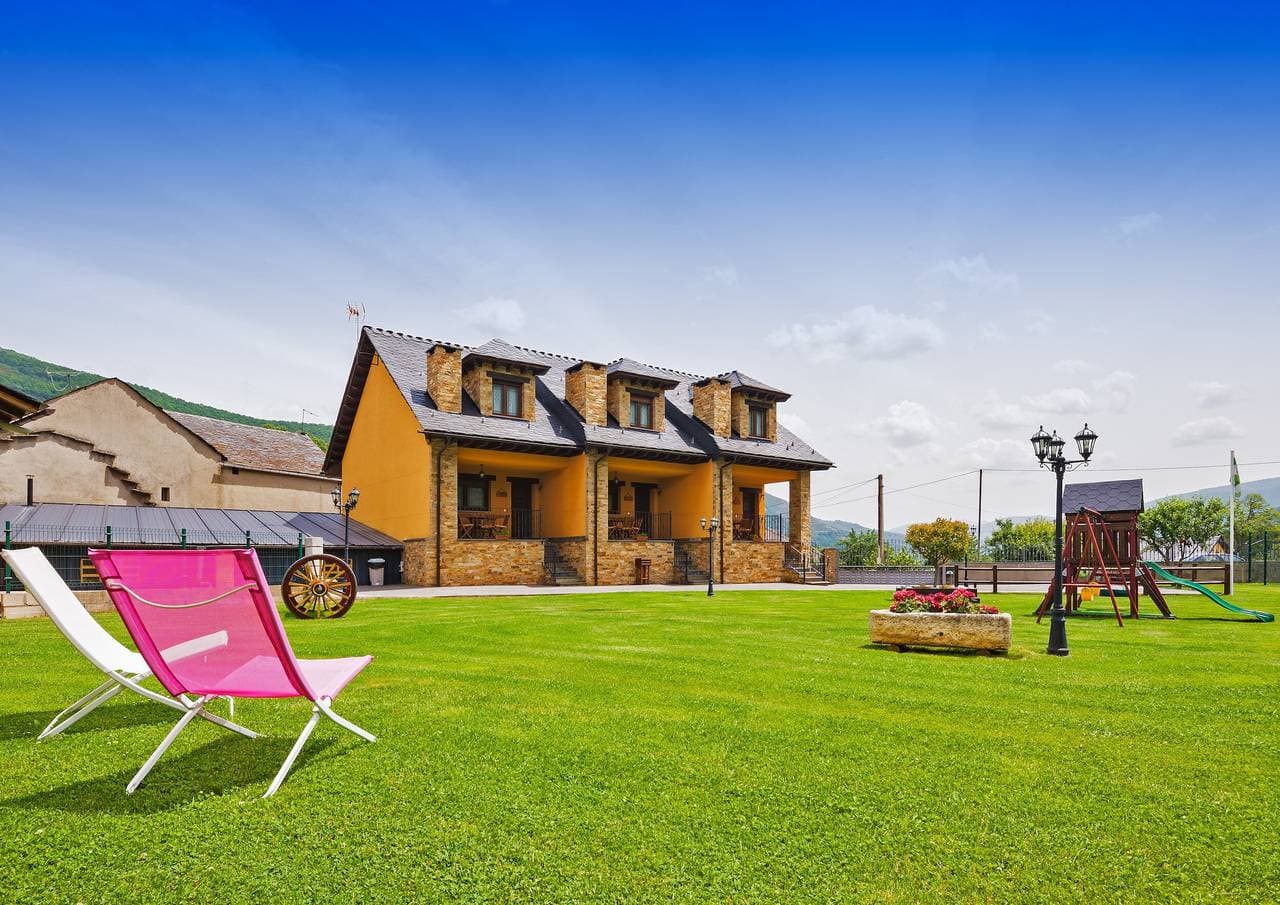Foto 10 von 10: Casa Rural La Alcoba im Valle de Laciana mit Pool und Bergblick