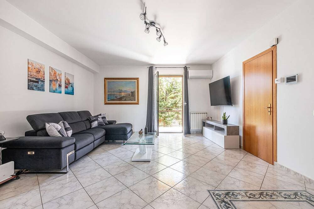 Spacious Apartment close to the Beach-Isola Summer 1