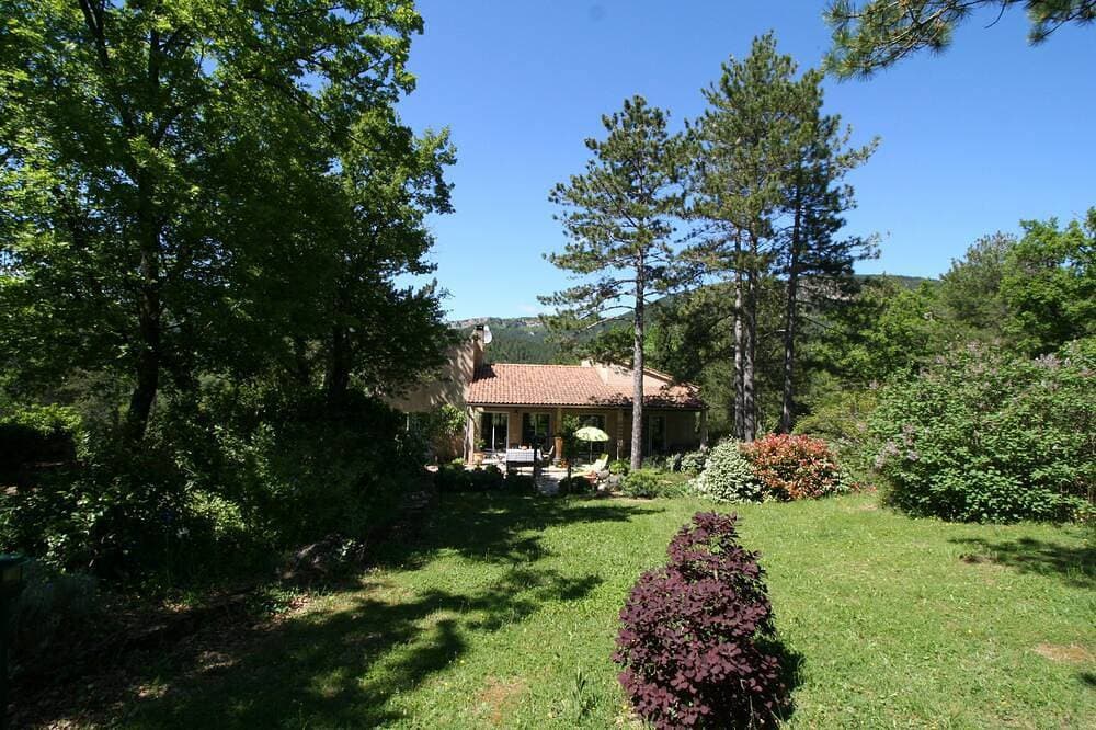 Foto 10 von 30: Les Rochers - Spacious woodland gite with heated pool
