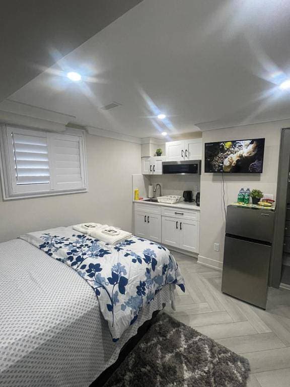 Foto 3 von 30: Luxuriöses Zimmer mit privatem Bett und Bad im Untergeschoss in Toronto
