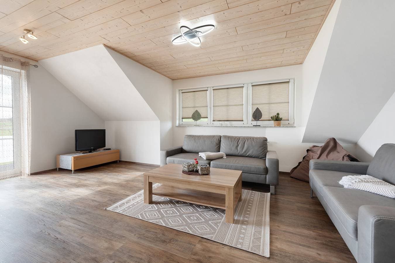 Foto 10 von 25: Gemütliche Ferienwohnung im Dachgeschoss "Vogelsang" mit Bergblick, WLAN & Balkon