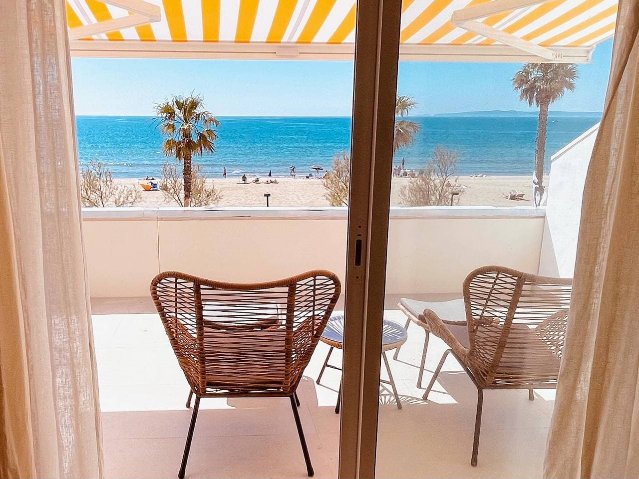 ¡Encantador apartamento en alquiler en Roses, Costa Brava! A 0 metros de la playa. Disfruta de la pi... 1