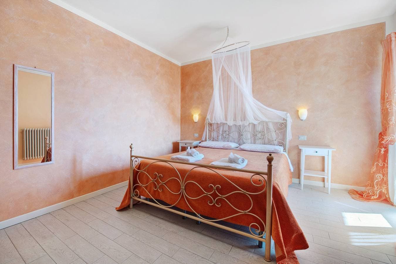 Foto 5 von 39: Bed and Breakfast 'Giardini Di Corte - Dalia' mit Seeblick, WLAN und Klimaanlage