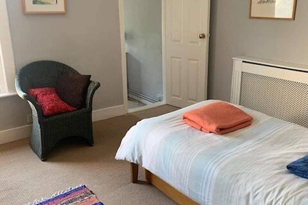 Foto 9 von 25: Two minutes from beach. Cosy pet-friendly cottage in cool location with garden.
