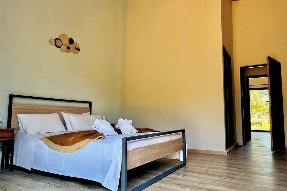 Foto 5 von 21: Minimalist  home with common pool