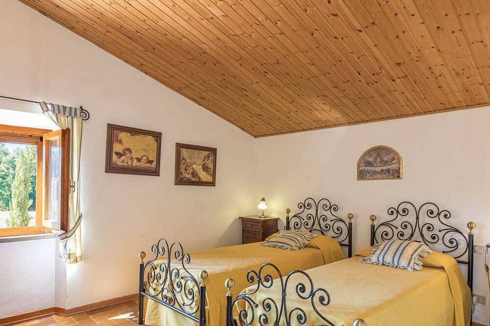 Foto 7 von 30: Das Haus hat 10 Schlafplätze. Im Ergeschoß gibt es einen großes Wohnzimmer mit Kamin, eine Küche, ei