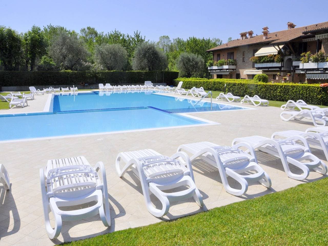 Foto 2 von 79: Aufenthalt am Pool in Lazise