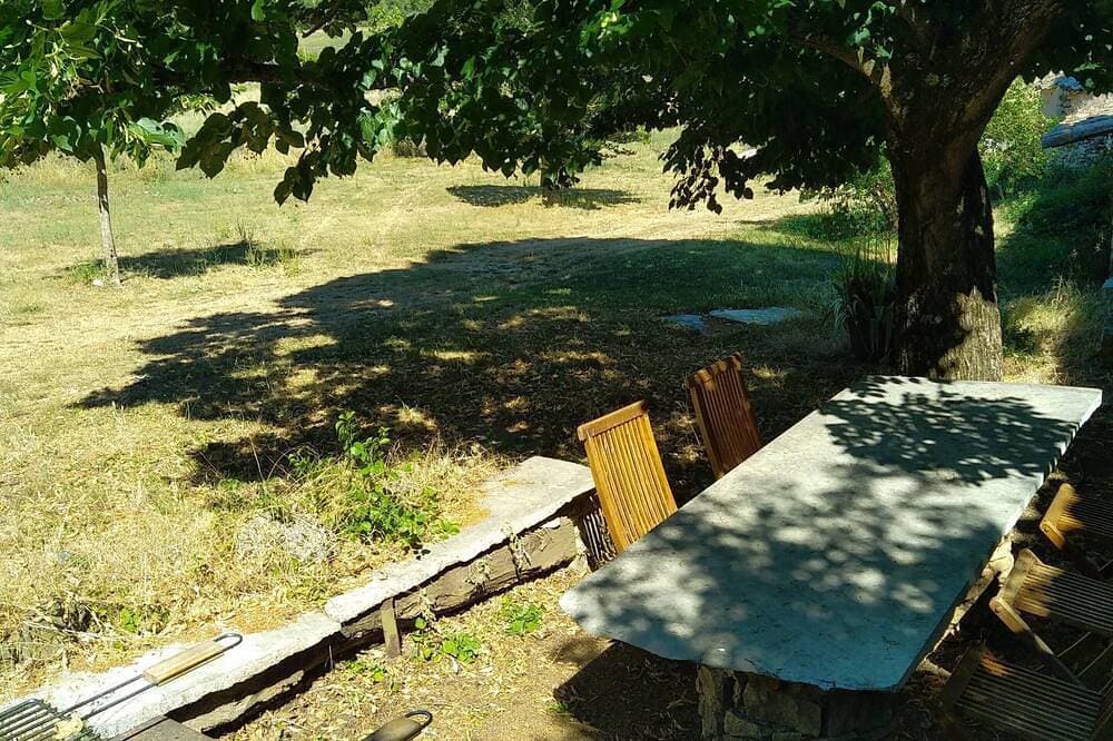 Foto 7 von 12: Quiet country house 90 m2 with swimming pool/ jacuzzi/ large garden/ terrace