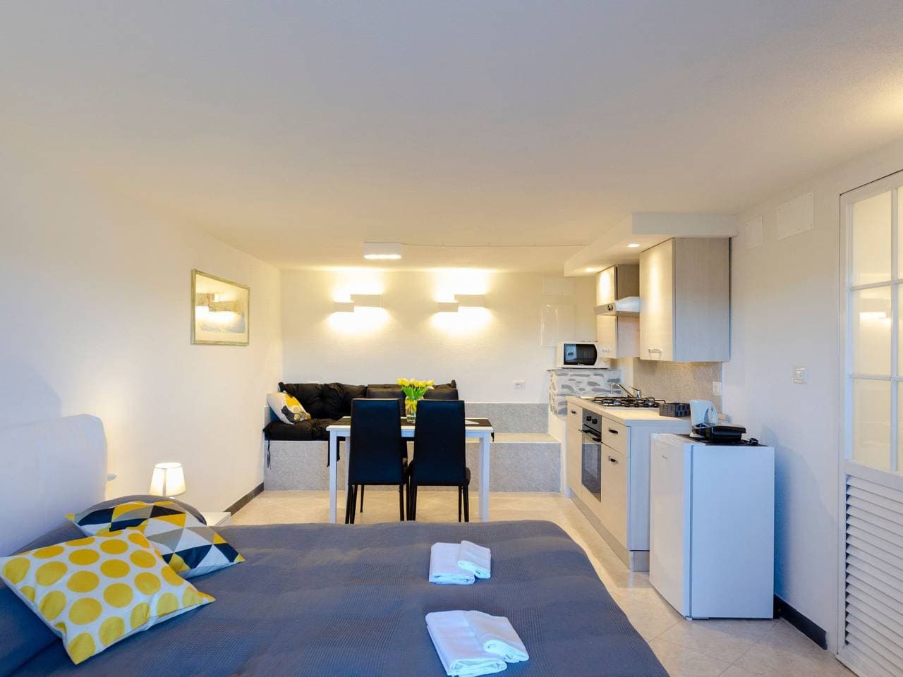Foto 4 von 29: Einzimmerwohnung mit Terrasse und Blick auf den Berg