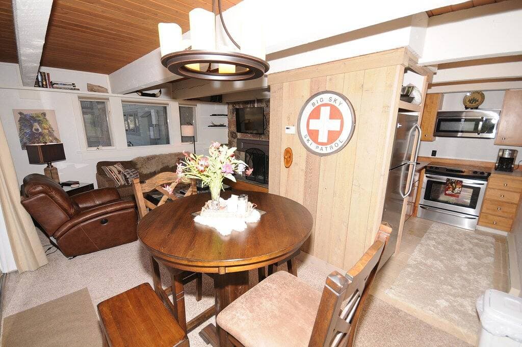 Foto 4 von 20: Wunderschöne Aussicht! Bestes Angebot in Big Sky Winter / Sommer: WIFI, HotTub, Pool, Kamin