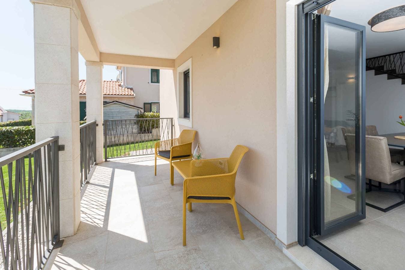 Foto 8 von 47: Ferienhaus mit Pool und schöner überdachter Terrasse