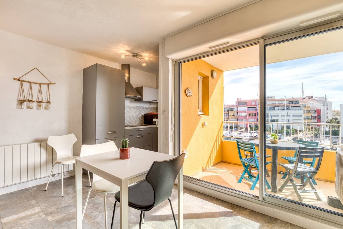 Foto 2 von 23: Apartment 'Super auf der Fischerinsel' mit Meerblick, privater Terrasse & Klimaanlage