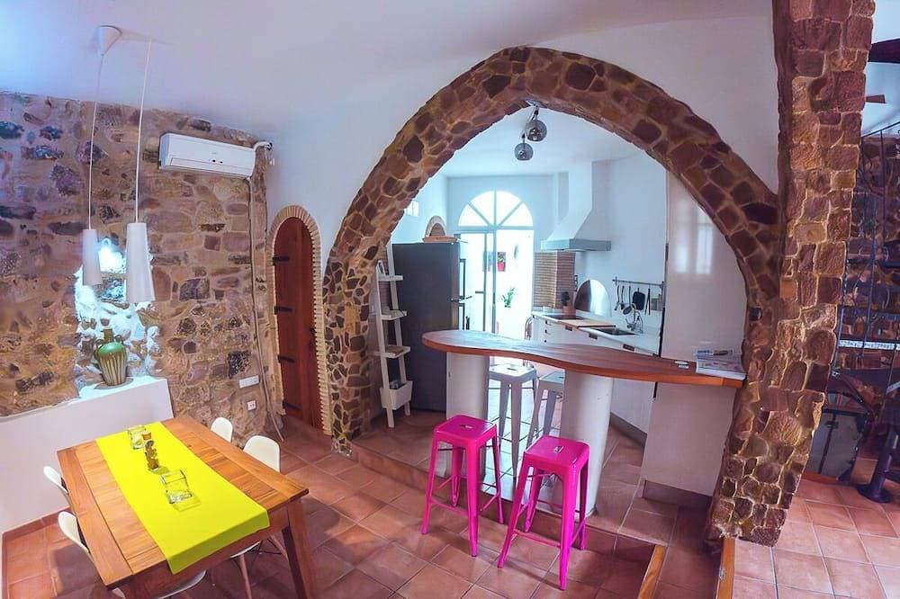 Stone house in the old quarter of Sagunto 1