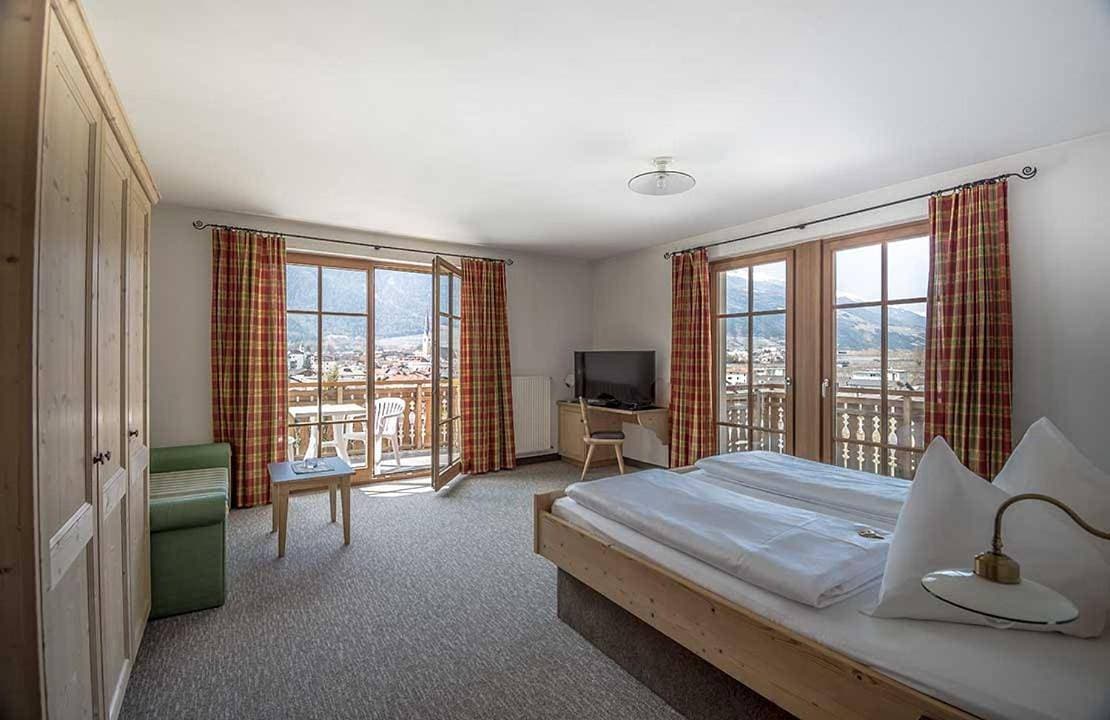 Foto 2 von 9: Budget Double Room North – Street Side