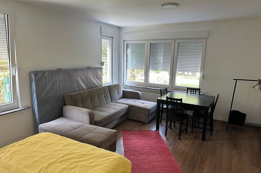 Foto 4 von 6: Cozy Garden Retreat - Family Friendly Studio with city access