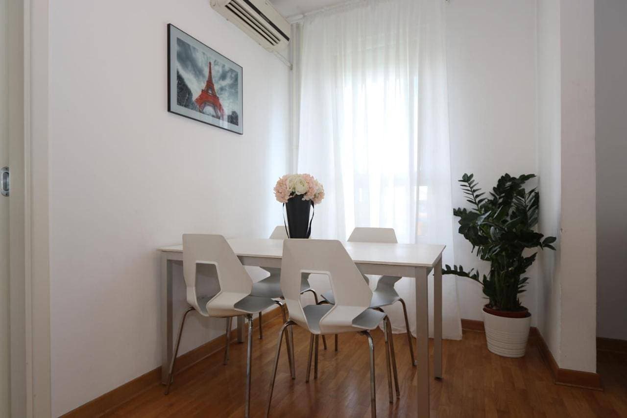 Foto 9 von 23: Studio Apartment with Balcony