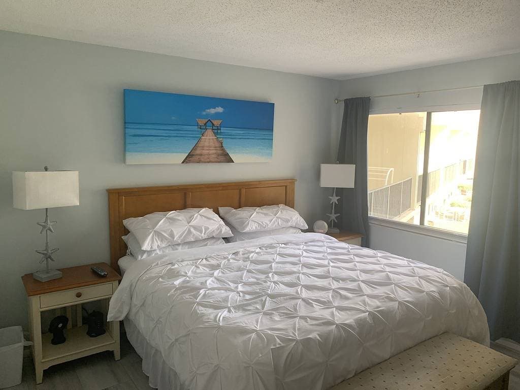 Foto 8 von 32: Cozy Beachfront Retreat; Updated modern décor