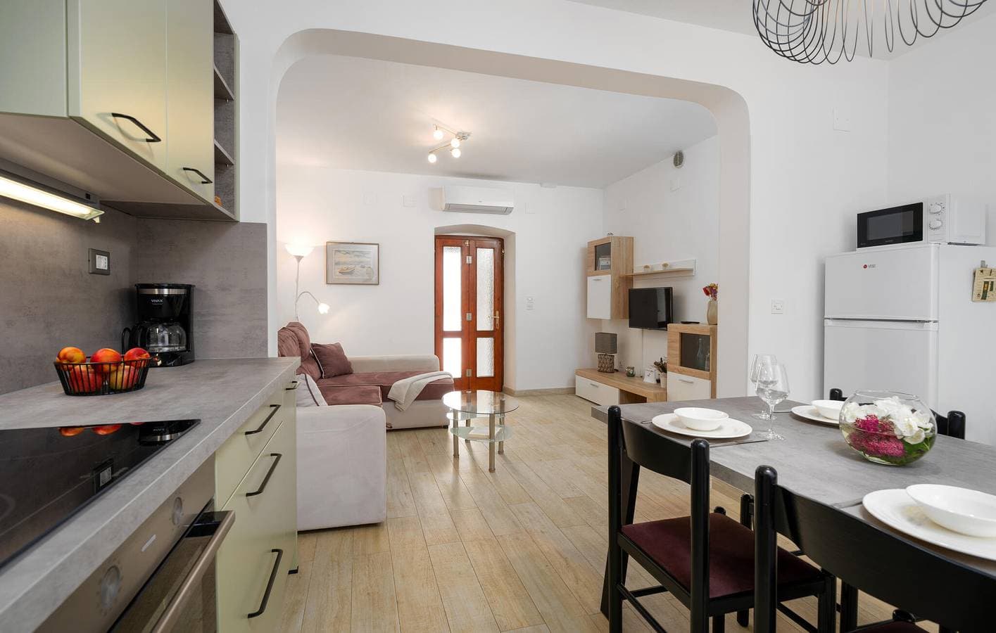 Foto 9 von 27: Modernes Apartment mit einem Schlafzimmer, Pool, Terrasse und WLAN in der Nähe von Labinci