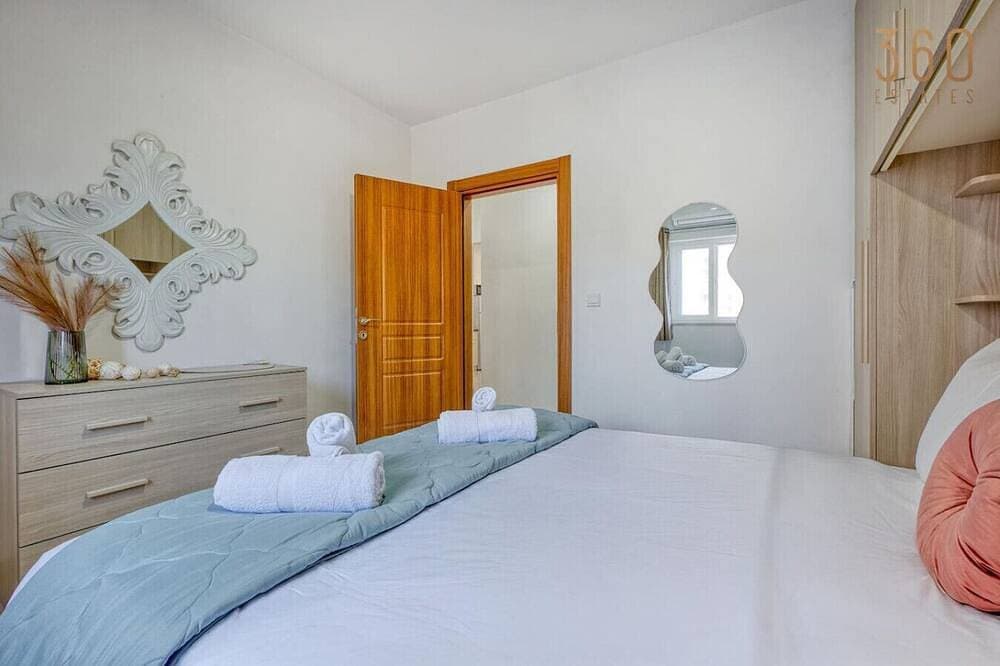Foto 5 von 26: Stylish 2Br Stay with Balcony Sunsets & Sea Views!