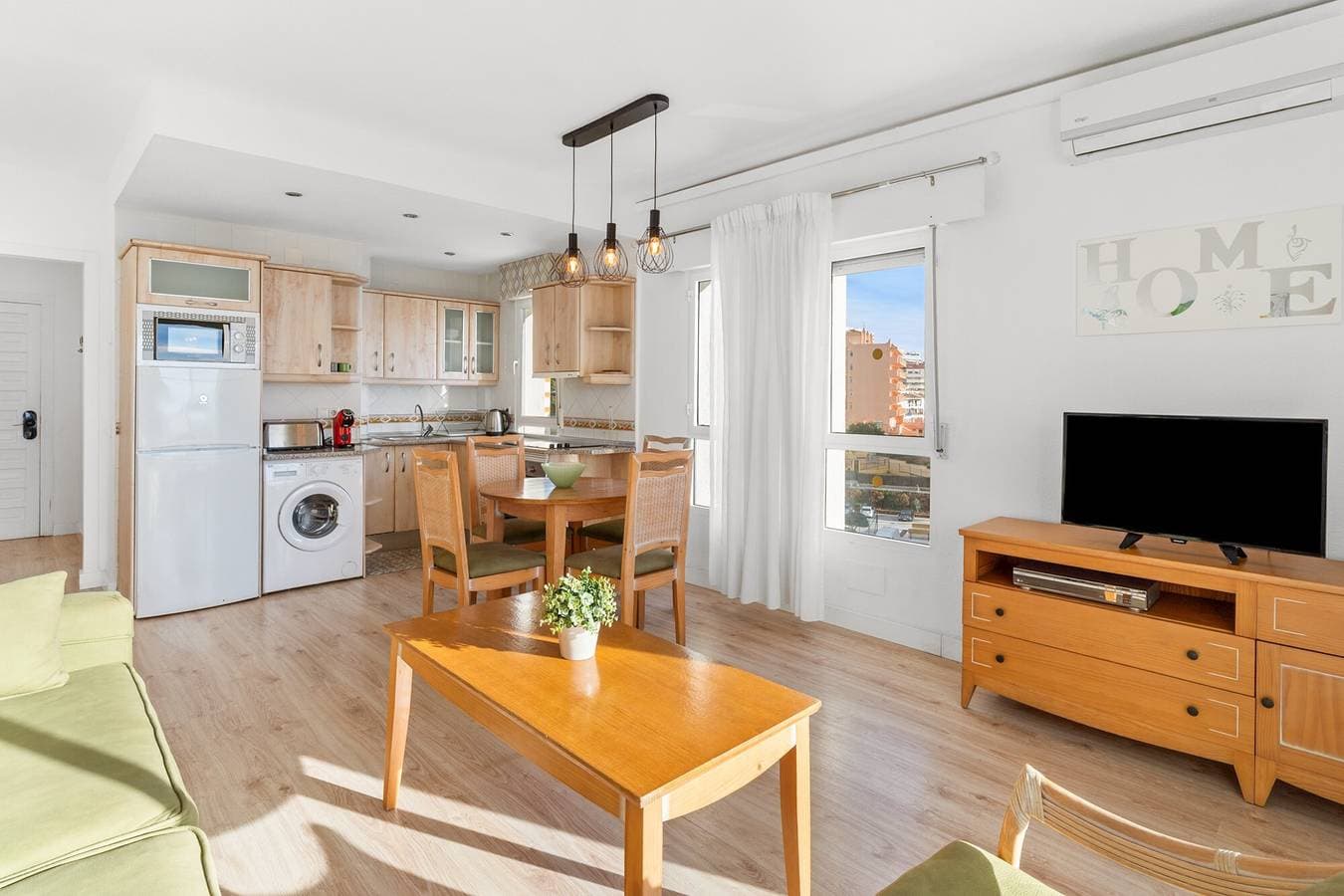 Foto 5 von 24: Apartment 'Benalbeach Sea Front' mit Meerblick, WLAN und Klimaanlage