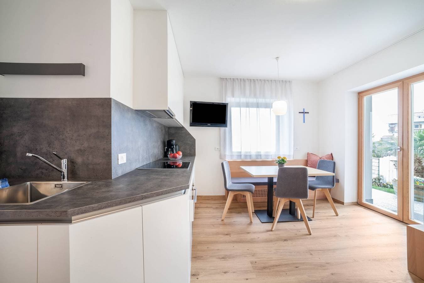 Foto 5 von 31: Ferienwohnung "Haus Hohenrain 1" mit Bergblick, Pool, WLAN, Terrasse & Garten