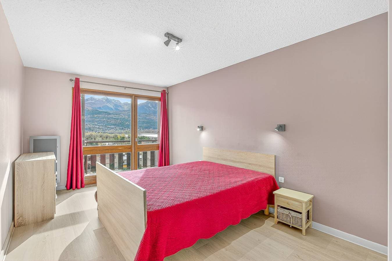 Foto 13 von 35: Le Plein Ciel – Seeblick, WLAN, renoviertes Apartment in Embrun