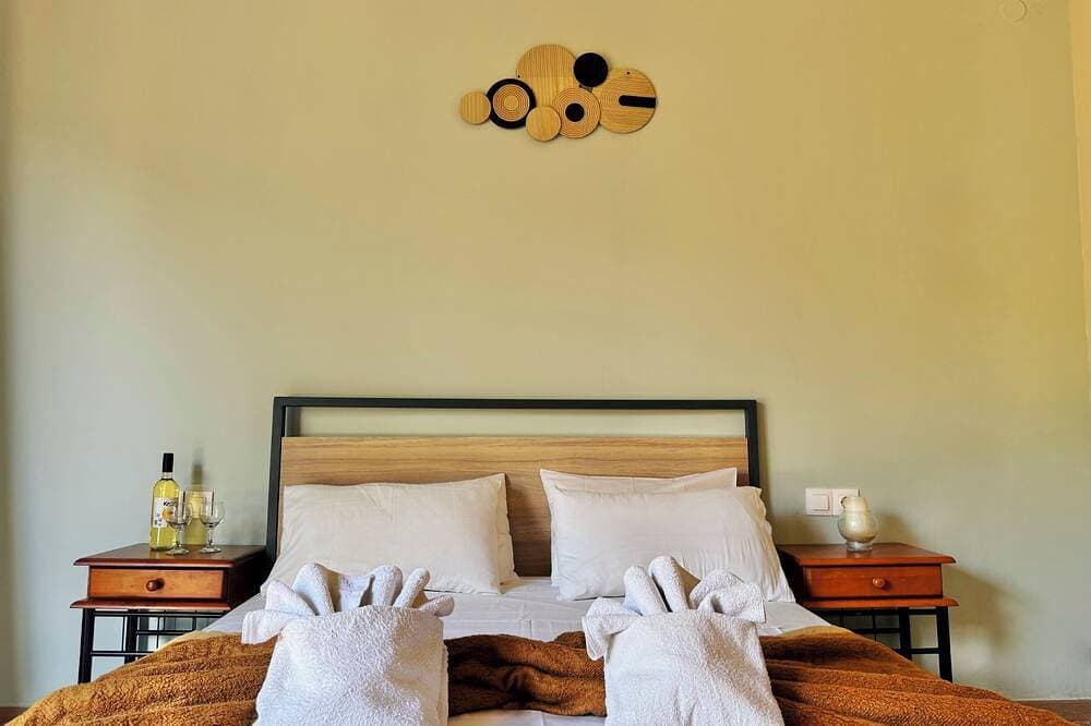 Foto 6 von 21: Minimalist  home with common pool