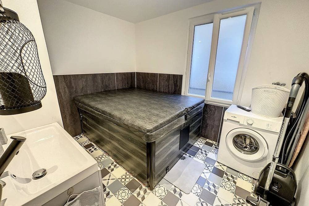Foto 7 von 10: \"Le meublé\". apartment with unlimited jacuzzi near Mont-Saint-Michel
