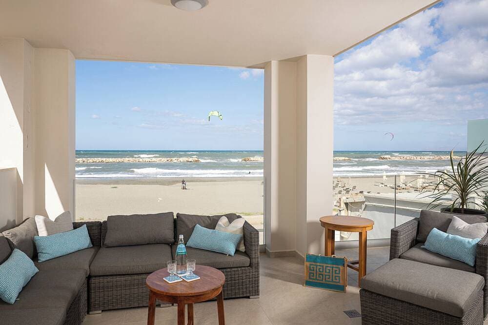 Foto 9 von 30: Celestine, beach front villa with roof top pool and spectacular views.