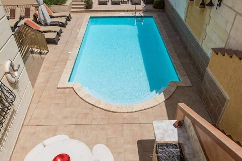 Foto 12 von 18: Superb villa 3, inviting pool and spacious outside space.Fully airconditioned.