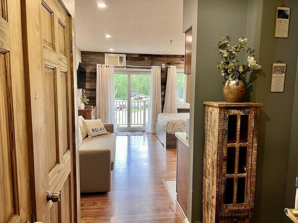 Foto 2 von 41: Newly Remodeled Studio | Indoor Pool & Hot Tub | Quartz Kitchen | Loon