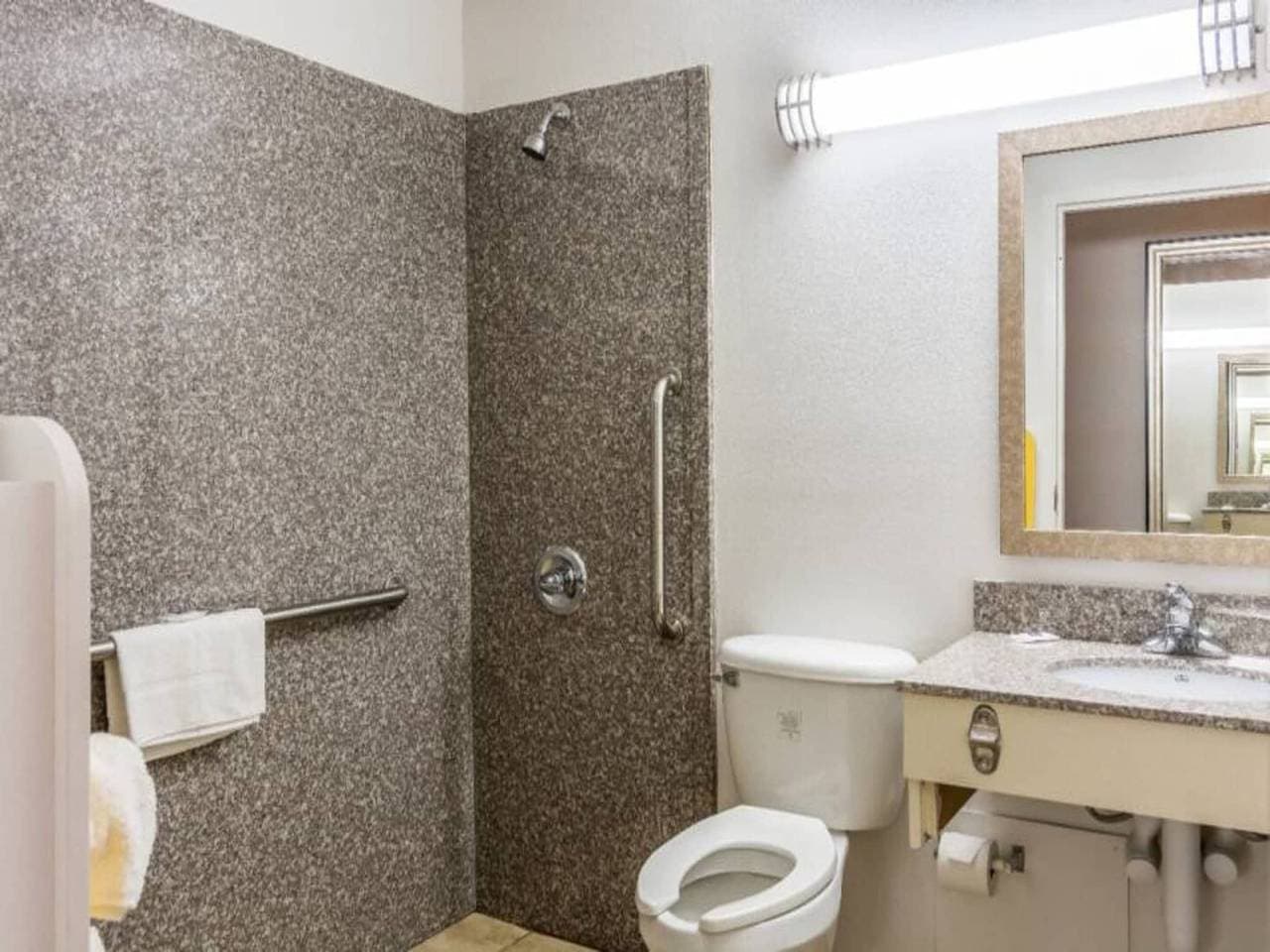 Foto 8 von 27: 2 Queensize-Betten | Nichtraucherzimmer, Mikrowellenkühlschrank