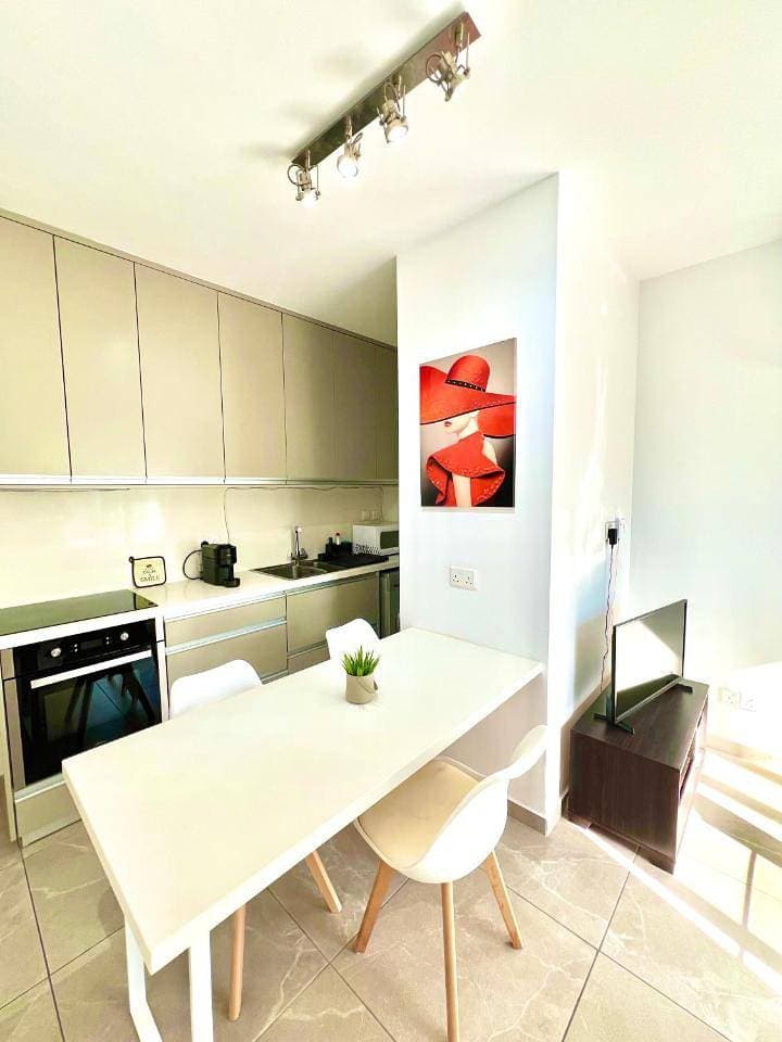 Foto 10 von 28: Seaside Escape - Charming Sunlit 2Br Flat