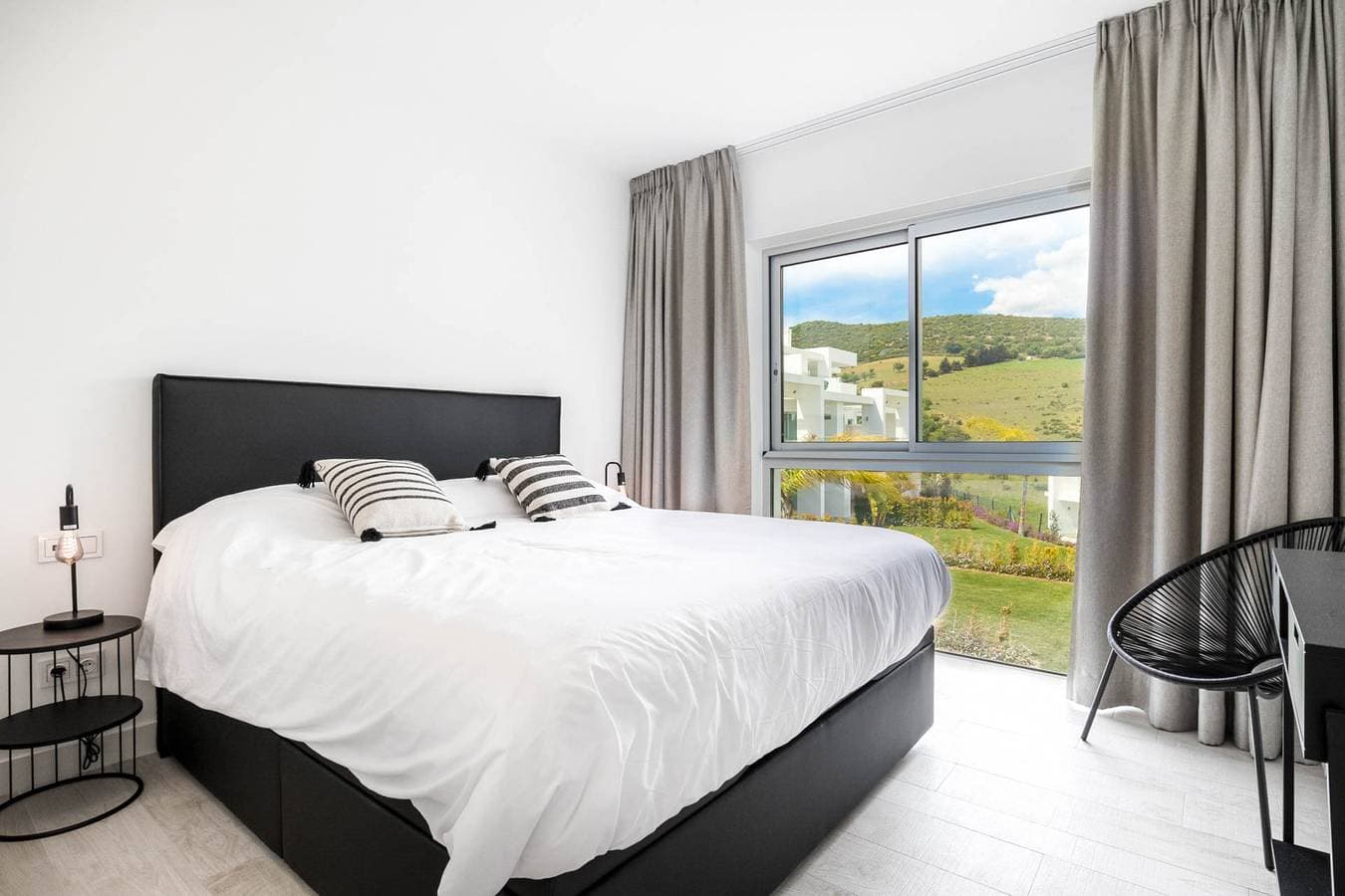 Foto 13 von 60: Stylish 3-Bed Apartment | Alcazaba Lagoon 1514