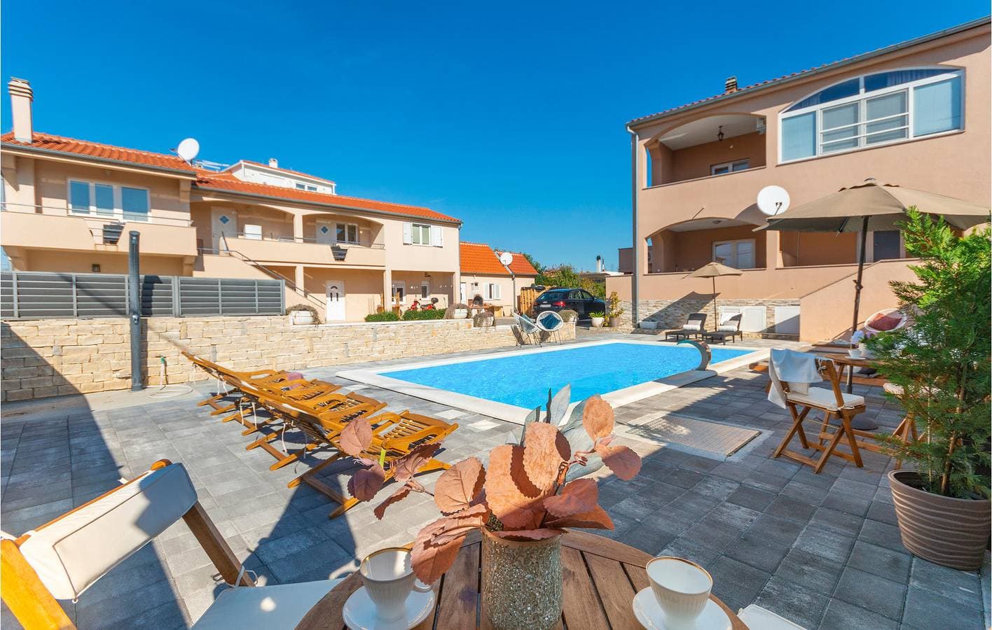Foto 5 von 20: Gemütlich, nur 1 km vom Strand entfernt: WLAN, Klimaanlage, Pool und überdachte Terrasse!