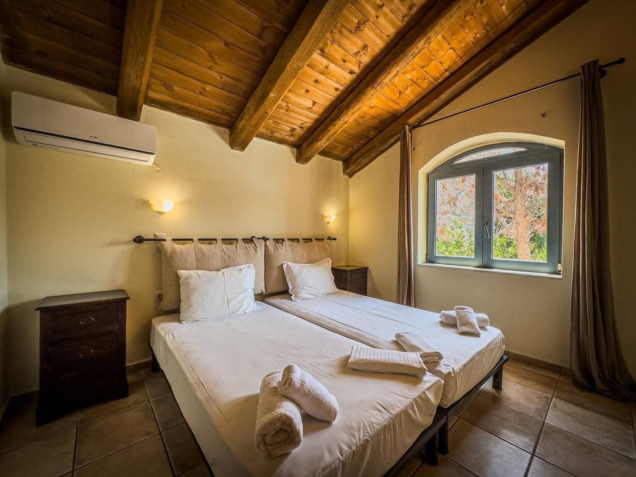 Foto 13 von 16: Niriides Villas_Aktea_ 3-Schlafzimmer privater Pool