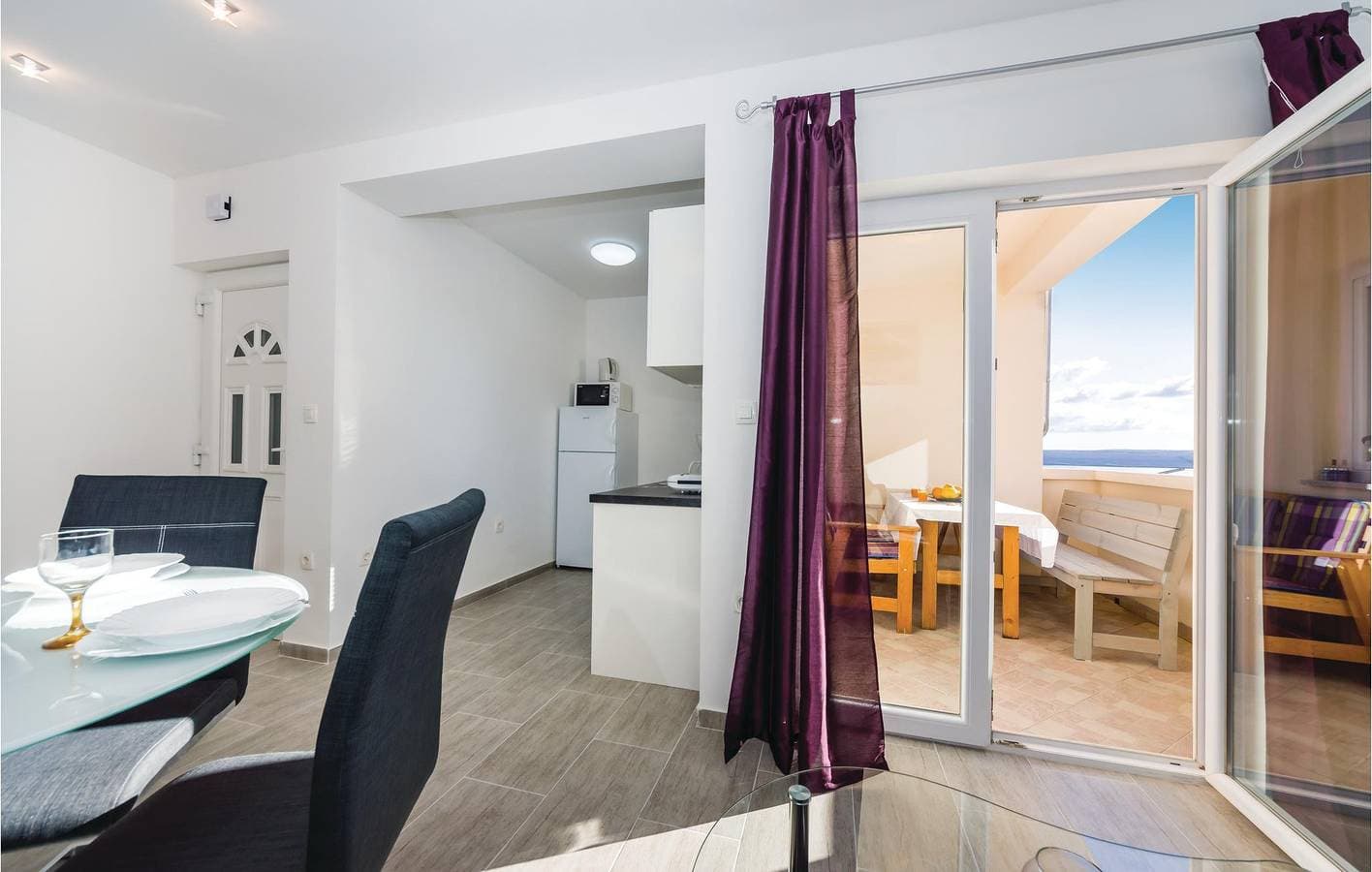 Foto 11 von 32: Apartment am Meer mit Terrasse, Küche und Parkplatz – 2,5 km von Novigrad entfernt