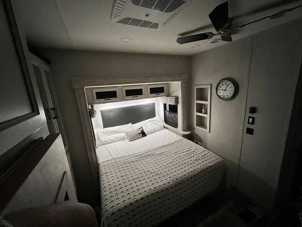 Foto 8 von 9: Lakefront 1 bedroom tiny home