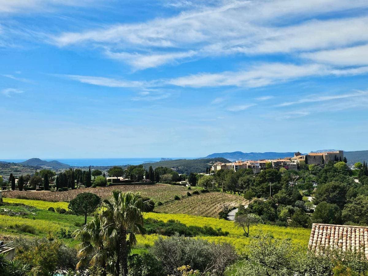 New villa in Le Castellet with pool Superb view Villa neuve au Castellet avec piscine et superbe vue 1
