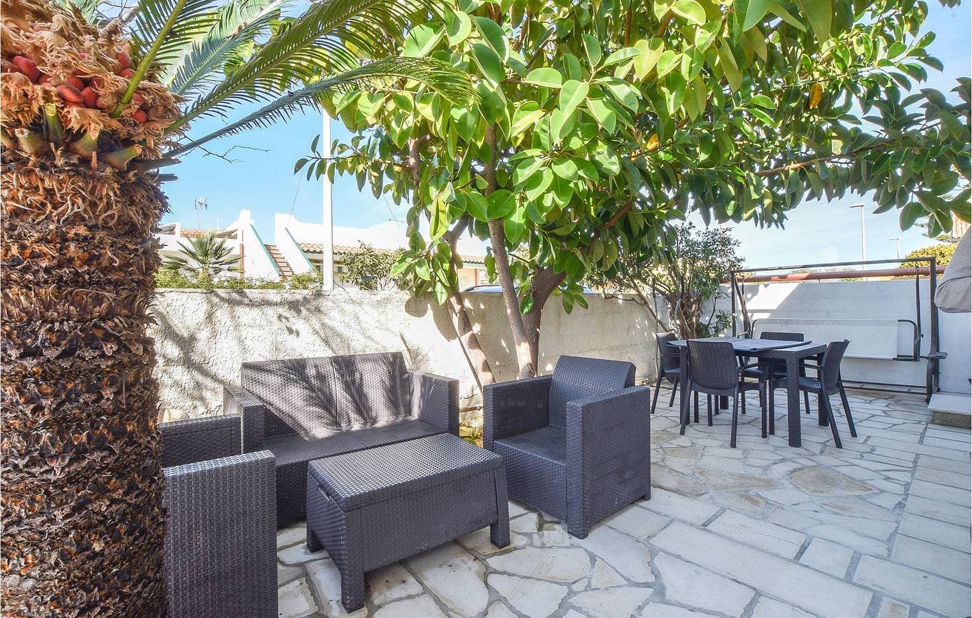Foto 11 von 27: Rückzugsort am Strand mit Pool und Parkplatz
