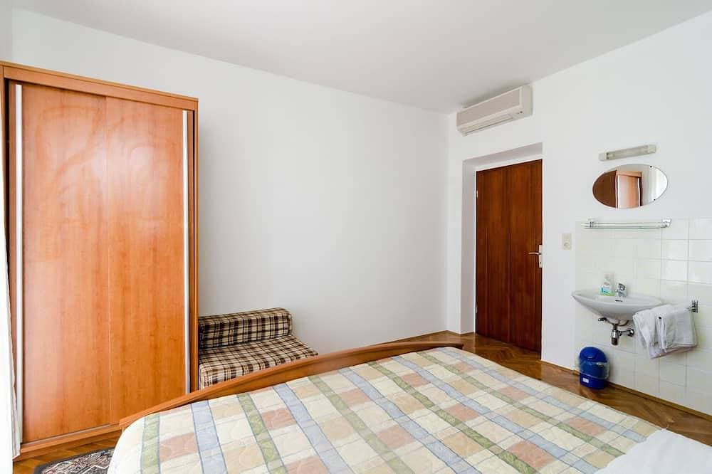 Foto 6 von 17: Guesthouse Moretic - Suite mit 2 Schlafzimmern, Balkon und Meerblick