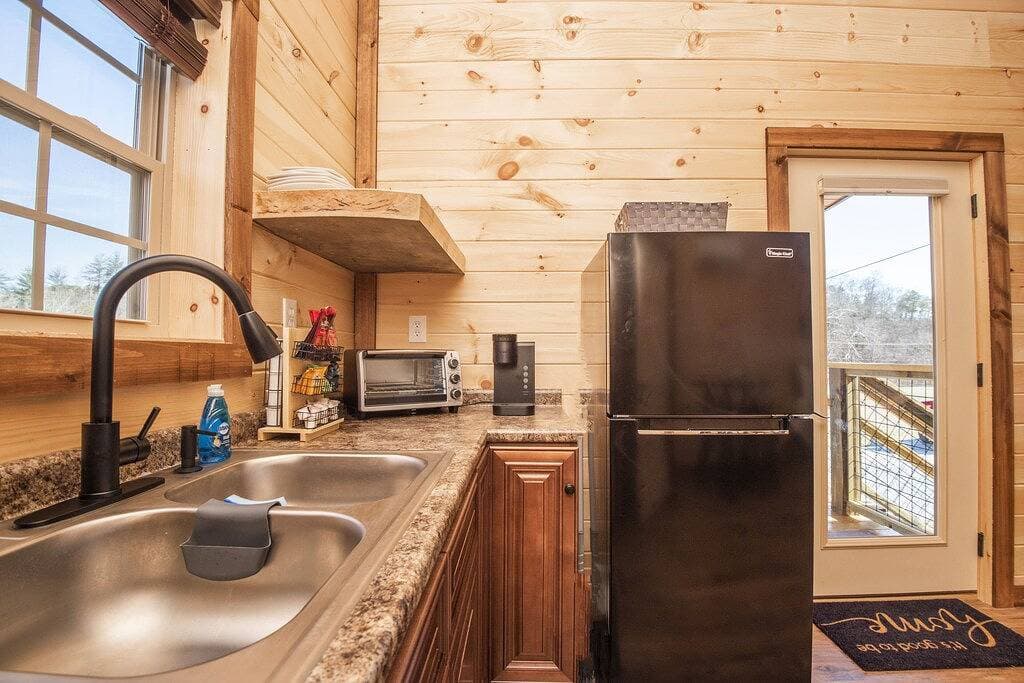 Foto 9 von 35: ⛰Romantic Tiny Home - Wi-Fi & Hot Tub & Fire Pit