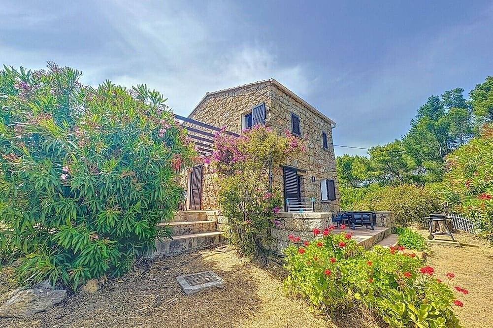 Traditional Corsican house between sea and scrub 1