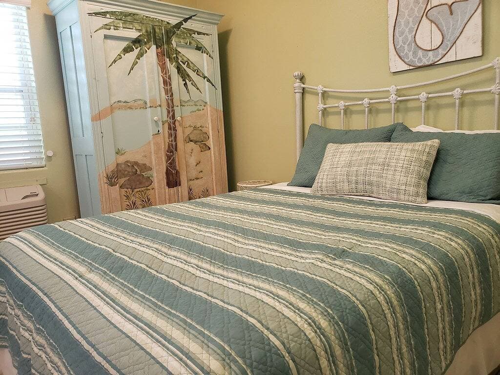 Foto 9 von 28: Affordable Efficiency 717E--In-Town, Easy Beach Access, and Pet-Friendly!
