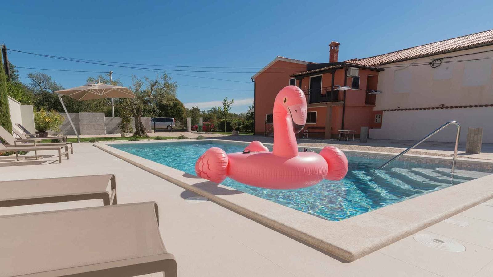 Villa mit Swimmingpool und Grill 1