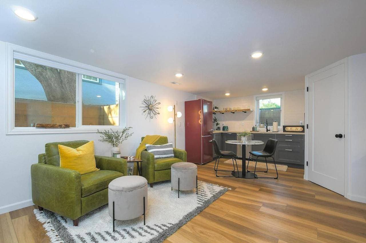 Bright & Modern Basement Apartment DT N'hood 1
