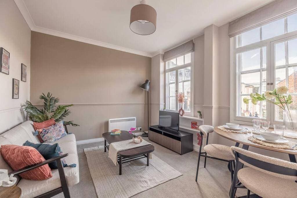 Windsor Castle Chic 1BR,Parking - By Tempstay 1