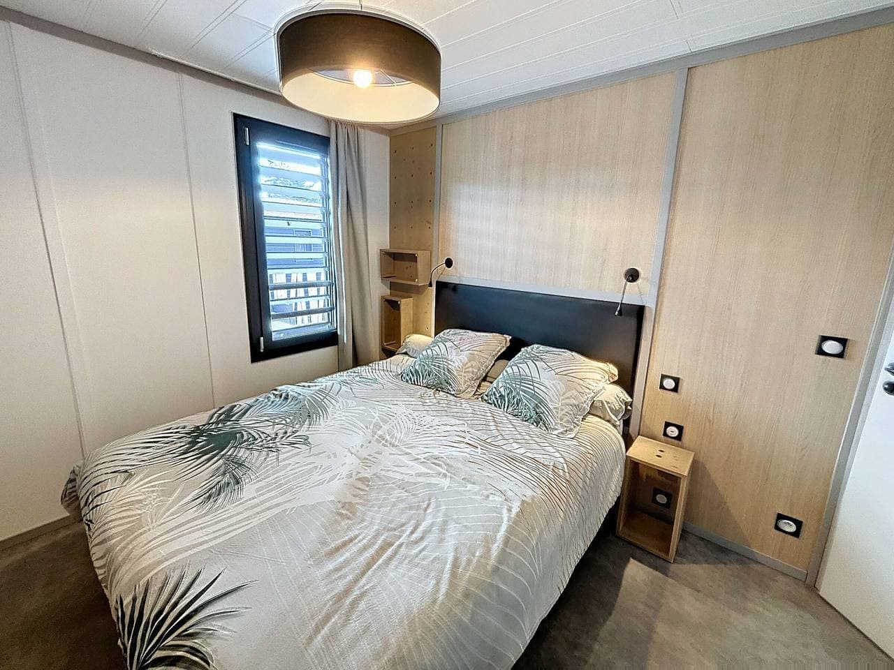 Foto 10 von 36: Luxus-Chalet in Jullouville: 6 Schlafplätze, beheizter Pool, WLAN, Strandnähe