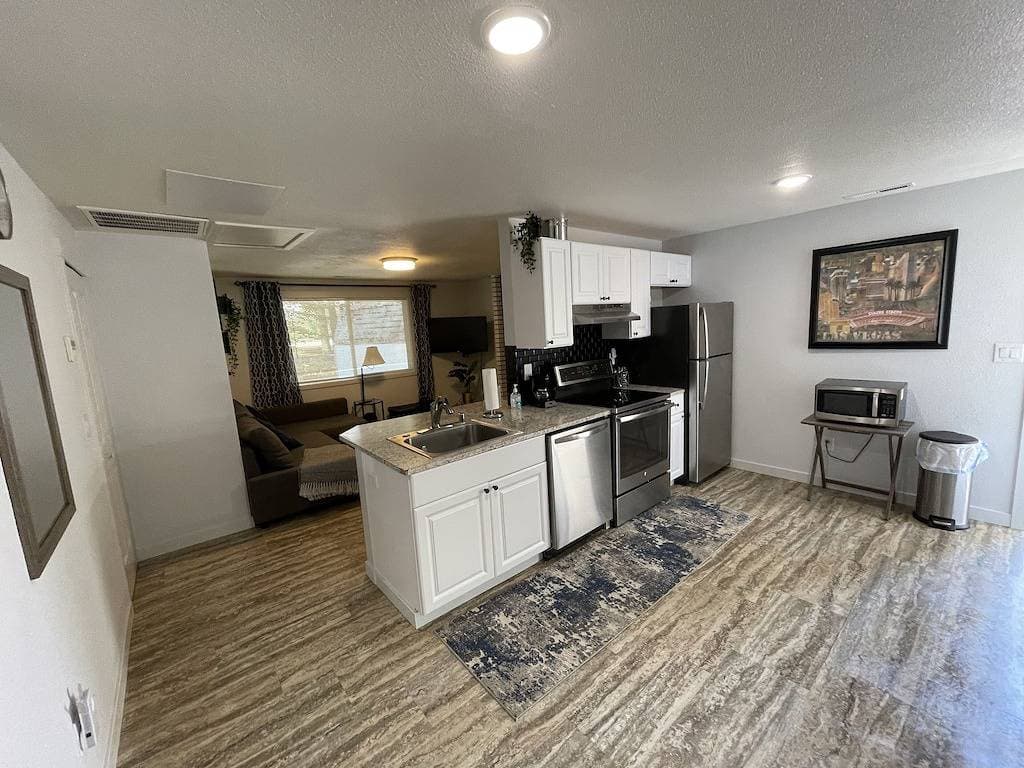 Foto 8 von 23: Private 2 bedroom Guest Suite - pet friendly