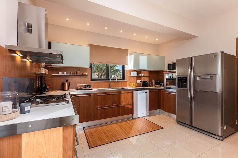Foto 10 von 30: Luxury Ensuite Villa Overlooking Souda Bay